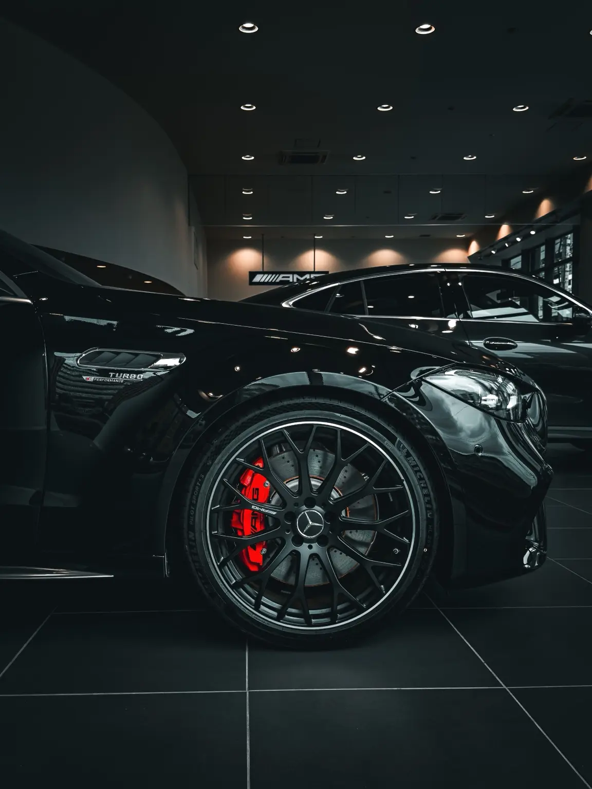 Dettaglio di una Mercedes AMG in uno showroom premium